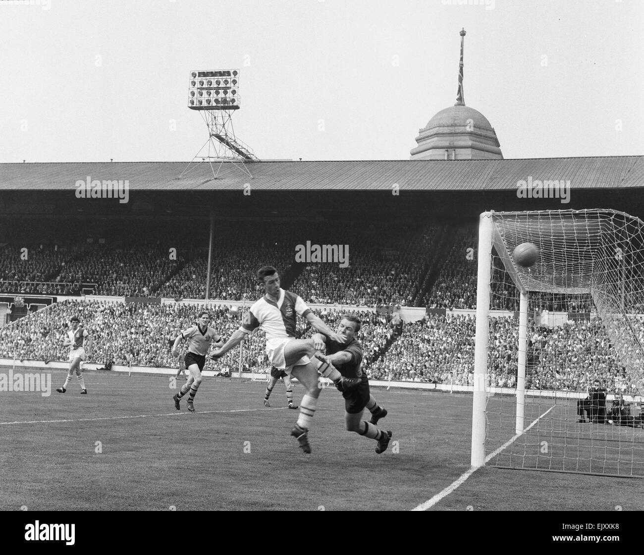 FA Cup finale allo stadio di Wembley. Wolverhampton Wanderers 3 v Blackburn Rovers 0. Lupi portiere Malcolm Finlayson va in per una sfida con un rover in avanti. Il 7 maggio 1960. Foto Stock
