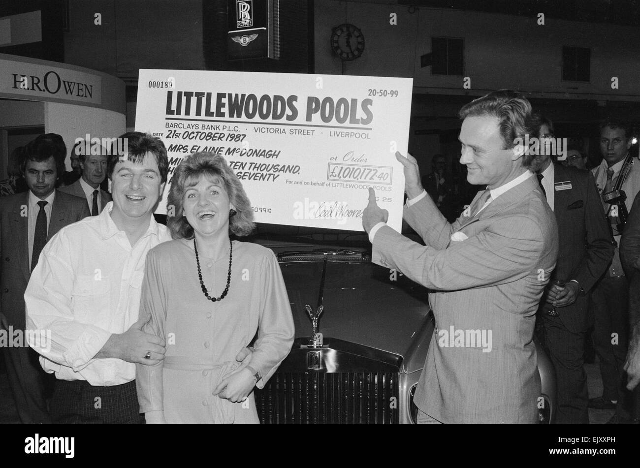 Elanie McDonagh e suo marito Tommy celebrano il loro £ 1 milioni di vincere sul calcio Littlewoods piscine. Il 21 ottobre 1987. Foto Stock