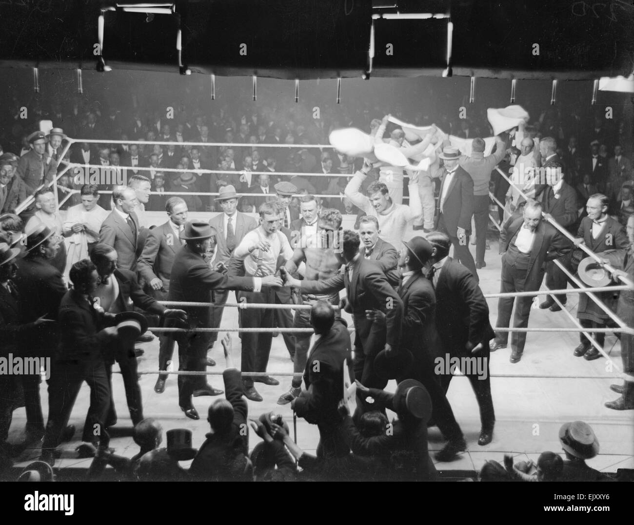 Joe Beckett celebra con i suoi sostenitori dopo la detonazione Frank Goddard nel British Boxing Board di controllo British heavyweight titolo di lotta, a Olympia, Kensington, London, Regno Unito 17 Giugno 1919 Foto Stock