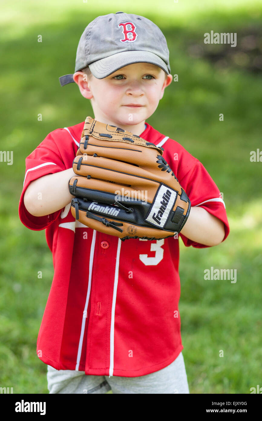 Little Boy in un uniforme di baseball Foto Stock