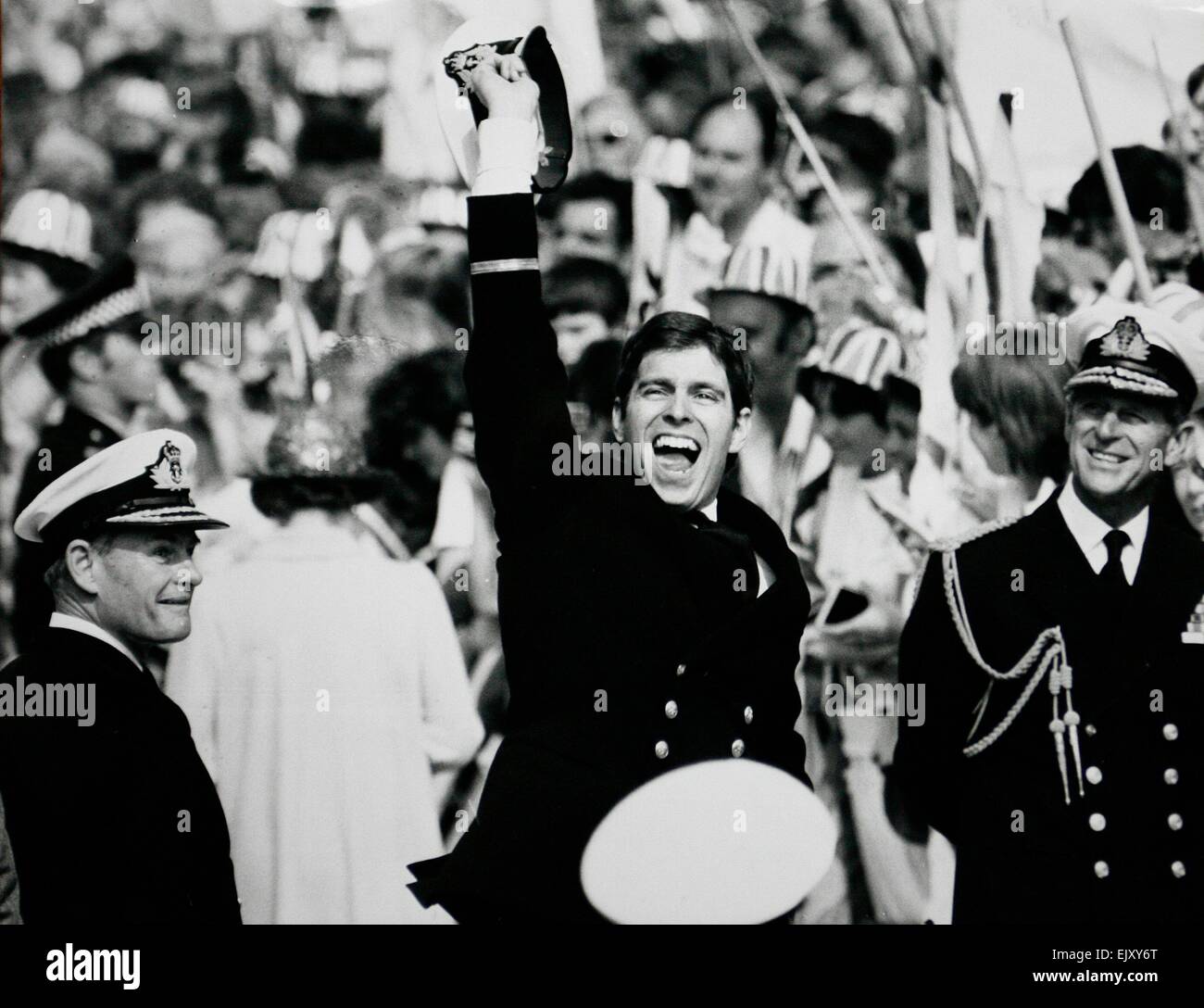 Esultante il principe Andréj a terra con orgoglioso padre del principe Filippo dopo il vettore HMS Invincible navigato a casa dal Falklands per un tumultuoso benvenuti a Portsmouth XVII SETTEMBRE 1982. *** Caption locale *** Duca di Edimburgo il Duca di York Foto Stock