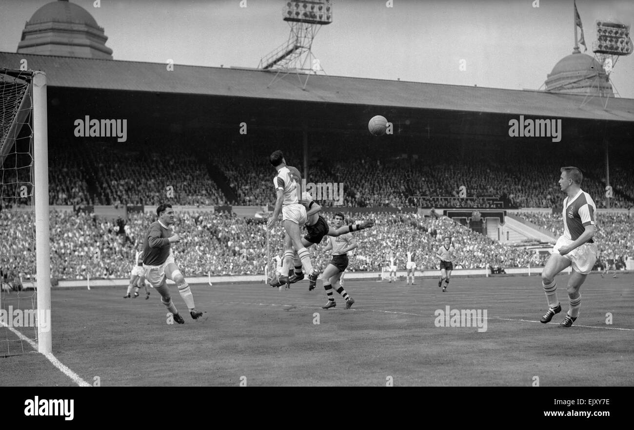FA Cup finale allo stadio di Wembley. Wolverhampton Wanderers 3 v Blackburn Rovers 0. Azione dal match. Il 7 maggio 1960. Foto Stock