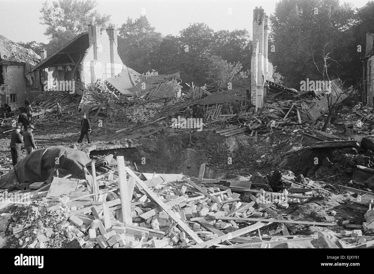 Le conseguenze della V2 esplosione. Il 8 settembre 1944 una grande esplosione si è verificata in Staveley Road, Chiswick, West London. Non ci fosse stata la sirena, nessun avviso e no V1 bombe volanti era stato avvistato. L'esplosione è stata causata dal primo V2 missile balistico sparato in collera. Hitler tanto decantata un razzo4 più comunemente noto come il V2 pesato 13 tonnellate ed erano arrivati attraverso la stratosfera a 3.000 miglia a un'ora più rapidamente rispetto alla velocità del suono. Questo significava che il primo nessuno conosceva l'attacco era l'esplosione seguita da il rombo dei motori a razzo a recuperare Foto Stock