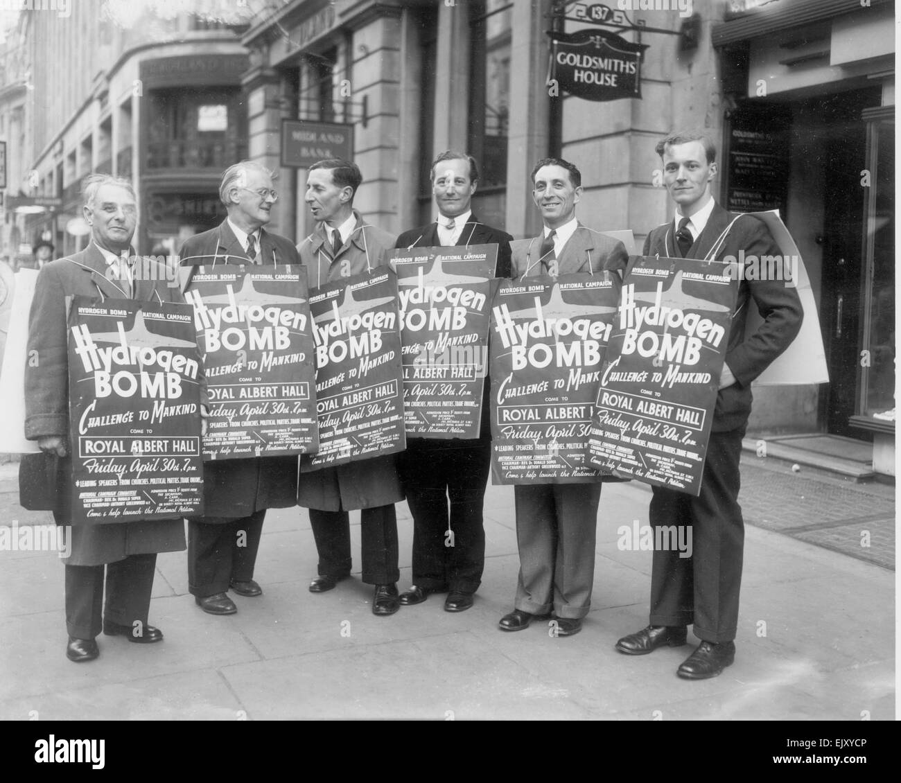 Riunione di disarmo Aprile 1954 Anthony Greenwood MP 3 da destra e Tony Benn MP estrema destra lungo con altri sostenitori del disarmo nucleare visto qui pubblicità della bomba a idrogeno sfida per l'umanità riunione . Il 29 aprile 1954 Foto Stock