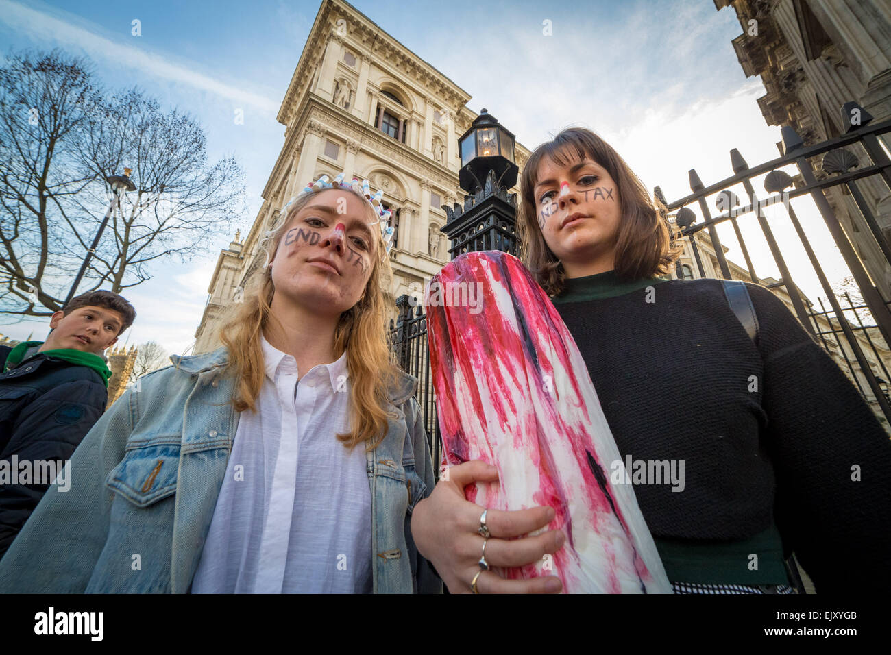 A Downing Street, Londra, Regno Unito. Il 2 aprile 2015. Tampone di estremità protesta fiscale al di fuori di Downing Street Credit: Guy Corbishley/Alamy Live News Foto Stock