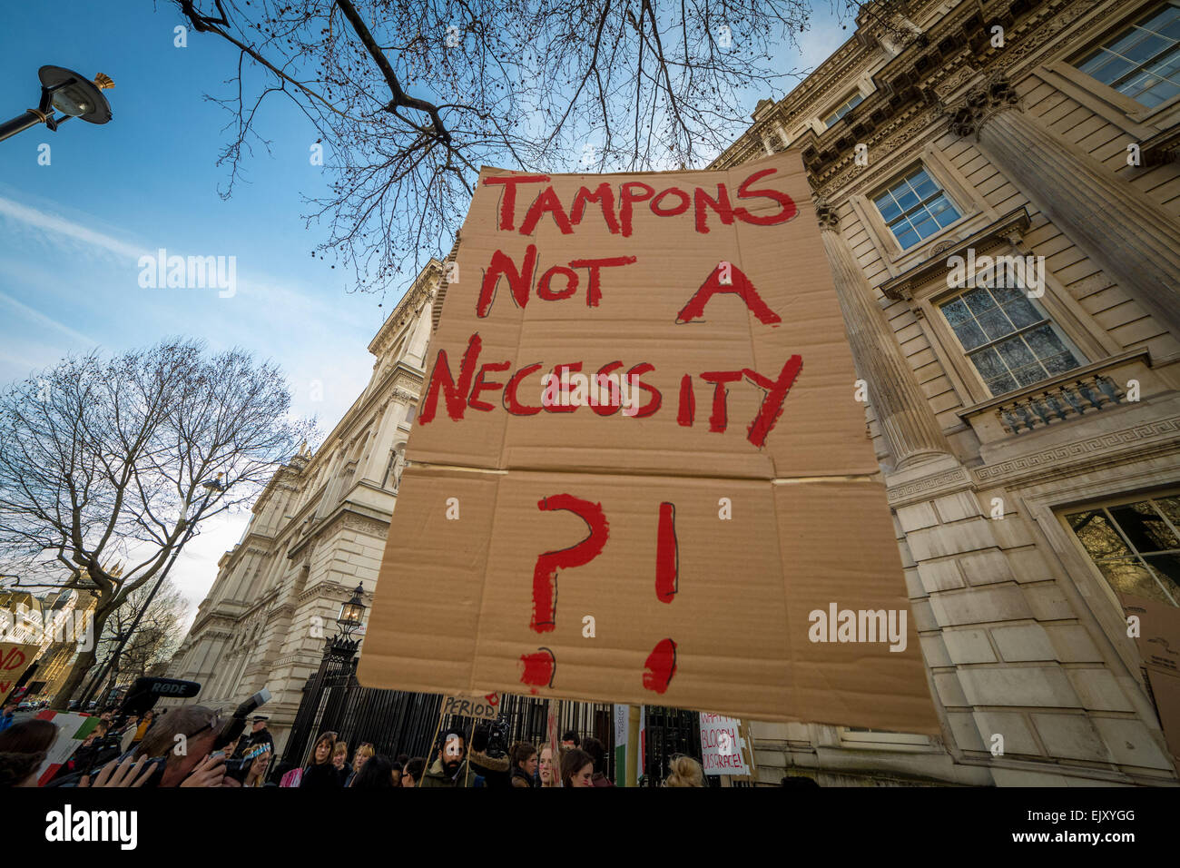 A Downing Street, Londra, Regno Unito. Il 2 aprile 2015. Tampone di estremità protesta fiscale al di fuori di Downing Street Credit: Guy Corbishley/Alamy Live News Foto Stock