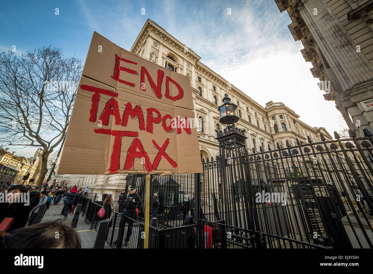 A Downing Street, Londra, Regno Unito. Il 2 aprile 2015. Tampone di estremità protesta fiscale al di fuori di Downing Street Credit: Guy Corbishley/Alamy Live News Foto Stock