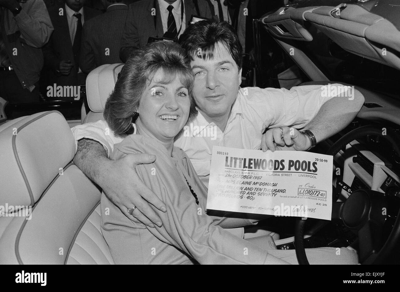 Elanie McDonagh e suo marito Tommy celebrano il loro £ 1 milioni di vincere sul calcio Littlewoods piscine. Il 21 ottobre 1987. Foto Stock