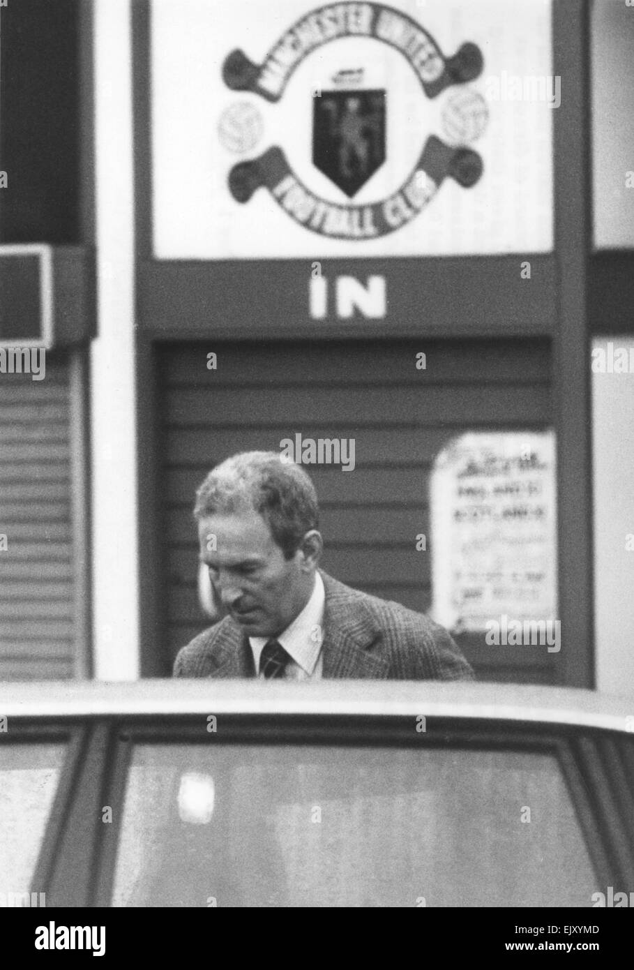 Il Manchester United managerDave Sexton lascia Old Trafford dopo essere stato licenziato dal Presidente Martin Edwards dopo due ore di riunione dei sei uomo consiglio di amministrazione. Il 1 maggio 1981. Foto Stock