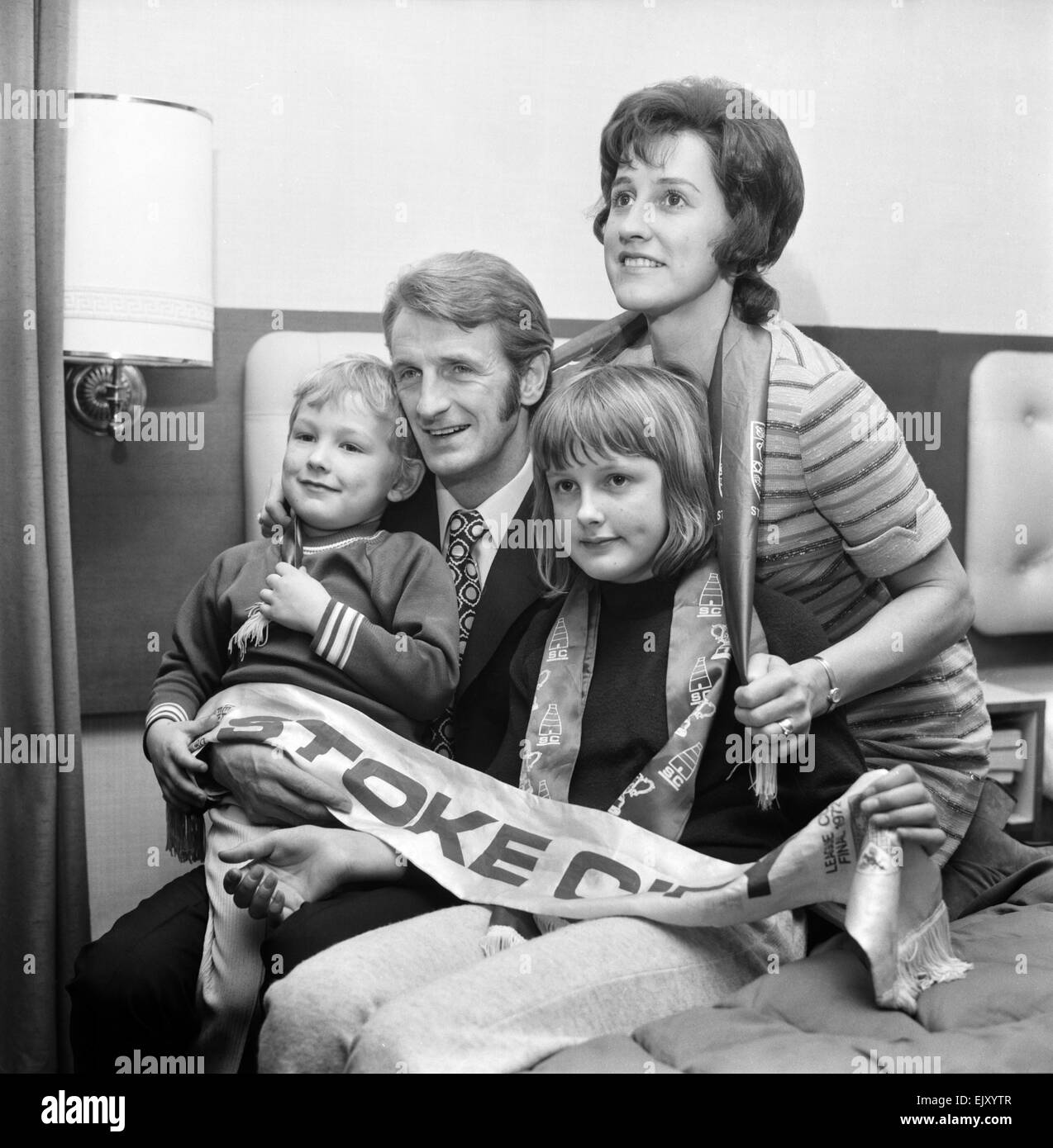 Stoke City i giocatori dopo aver vinto la Coppa di Lega: George Eastham, l uomo che segna il gol della vittoria nella finale di League Cup con la sua famiglia a Londra. Marzo 1972 Foto Stock