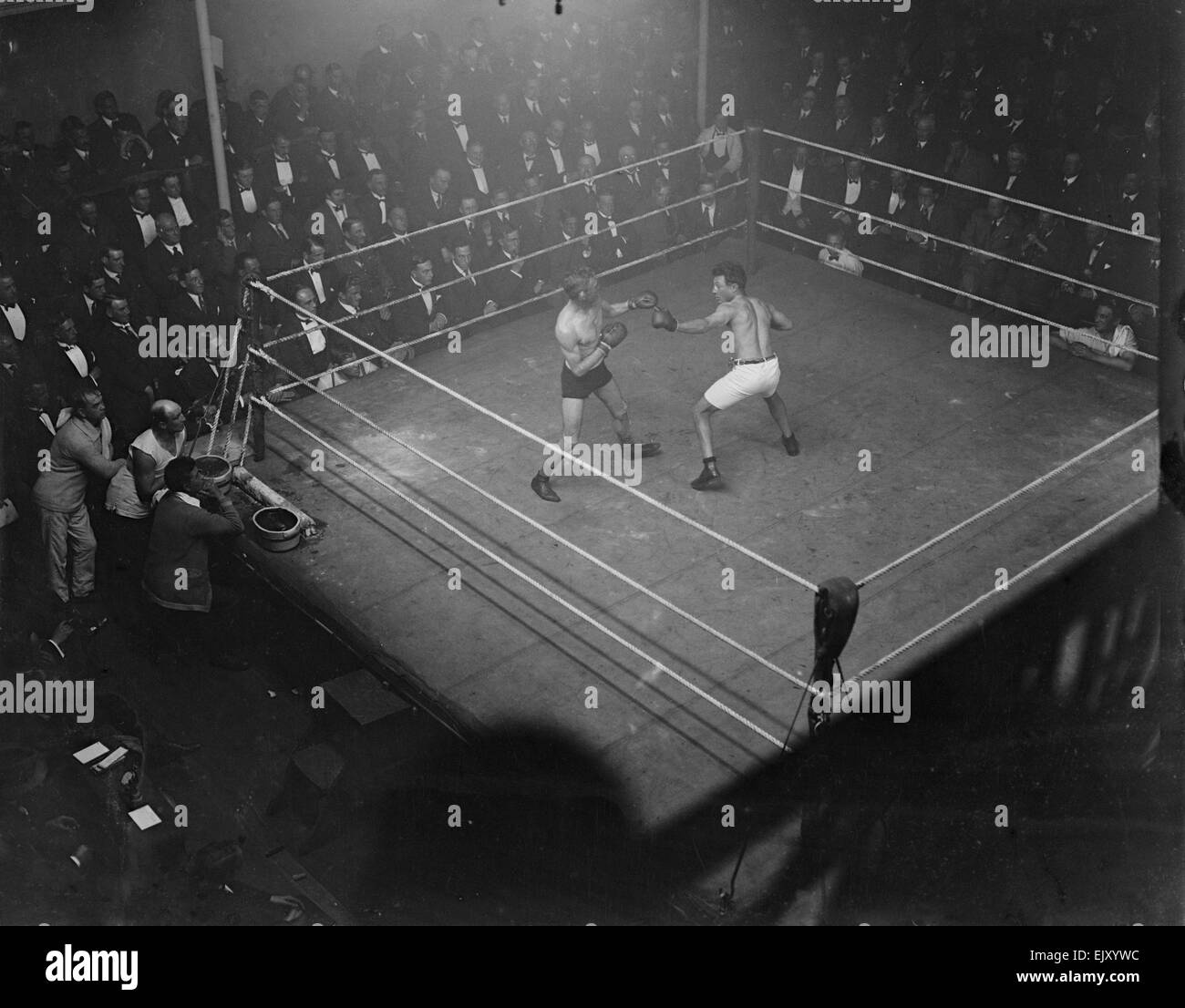 Jim Driscoll e Charles Ledoux visto qui all'inizio della loro unione peso bantam titolo di lotta presso il National Sports Club a Covent Garden. Xx Ottobre 1919. Ledoux noto come il piccolo Apache ha vinto da un technical knock out. Foto Stock