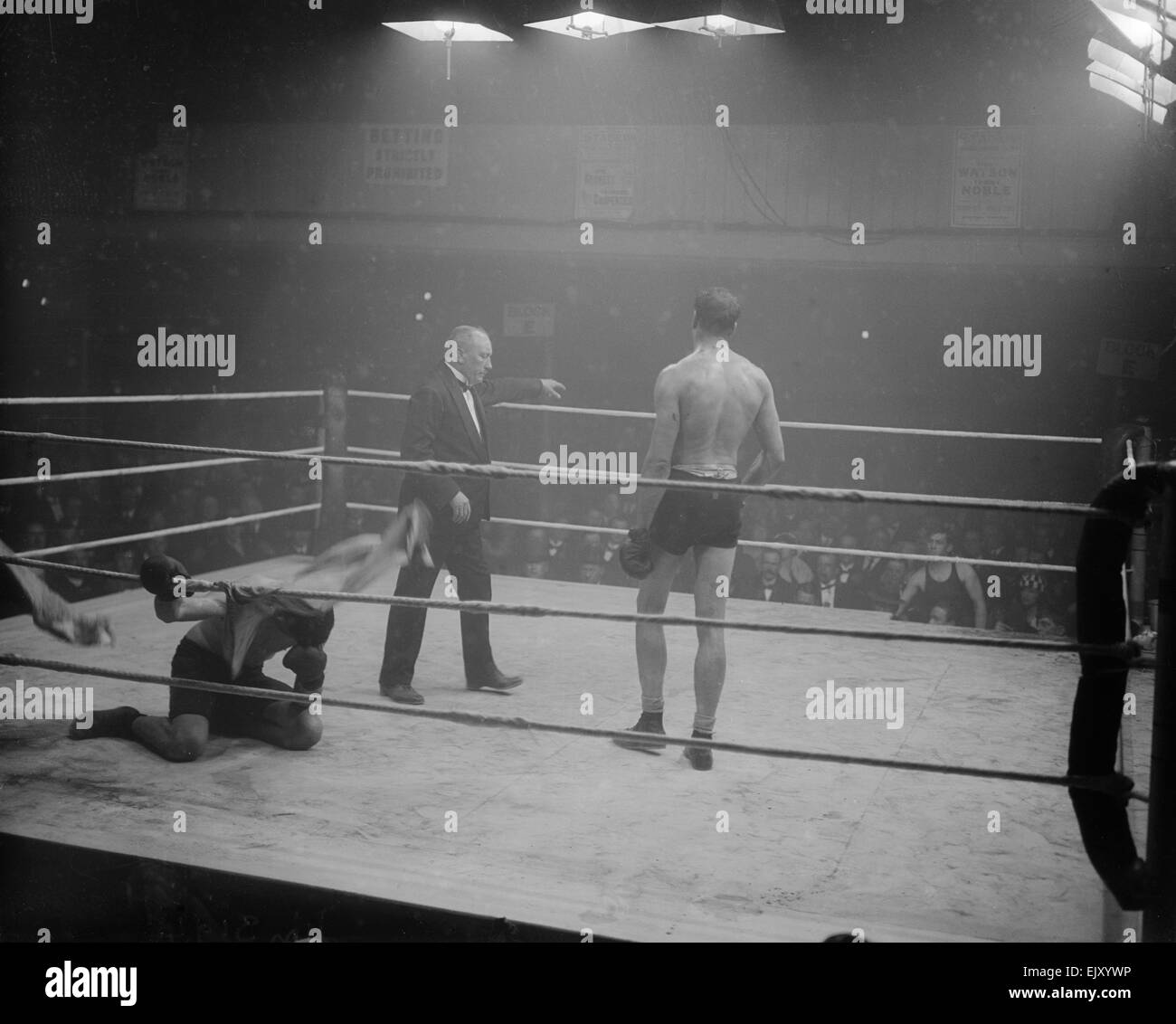 Bombadier Billy Wells vs Arthur Townley a Holborn Stadium, Holborn, Londra, Regno Unito. Questa è stata l'ex British heayweight detentore del titolo, Billy Wells prima lotta dopo aver perso la corona di Joe Beckett a Londra. Pozzetti è stata determinata per riconquistare il suo titolo ma per avere una possibilità che egli aveva per diventare il numero uno contender. In battitura Townley ha ottenuto la sua chance. Egli è andato a combattere Beckett nuovamente nel 1920, ma ha perso la battaglia. Pozzetti non ha mai avuto un'altra opportunità e uno di Gran Bretagna Great Fighters ha avuto il suo giorno. Pozzetti è stata British Heavyweight Champion dal 1911 al 1919 Foto Stock