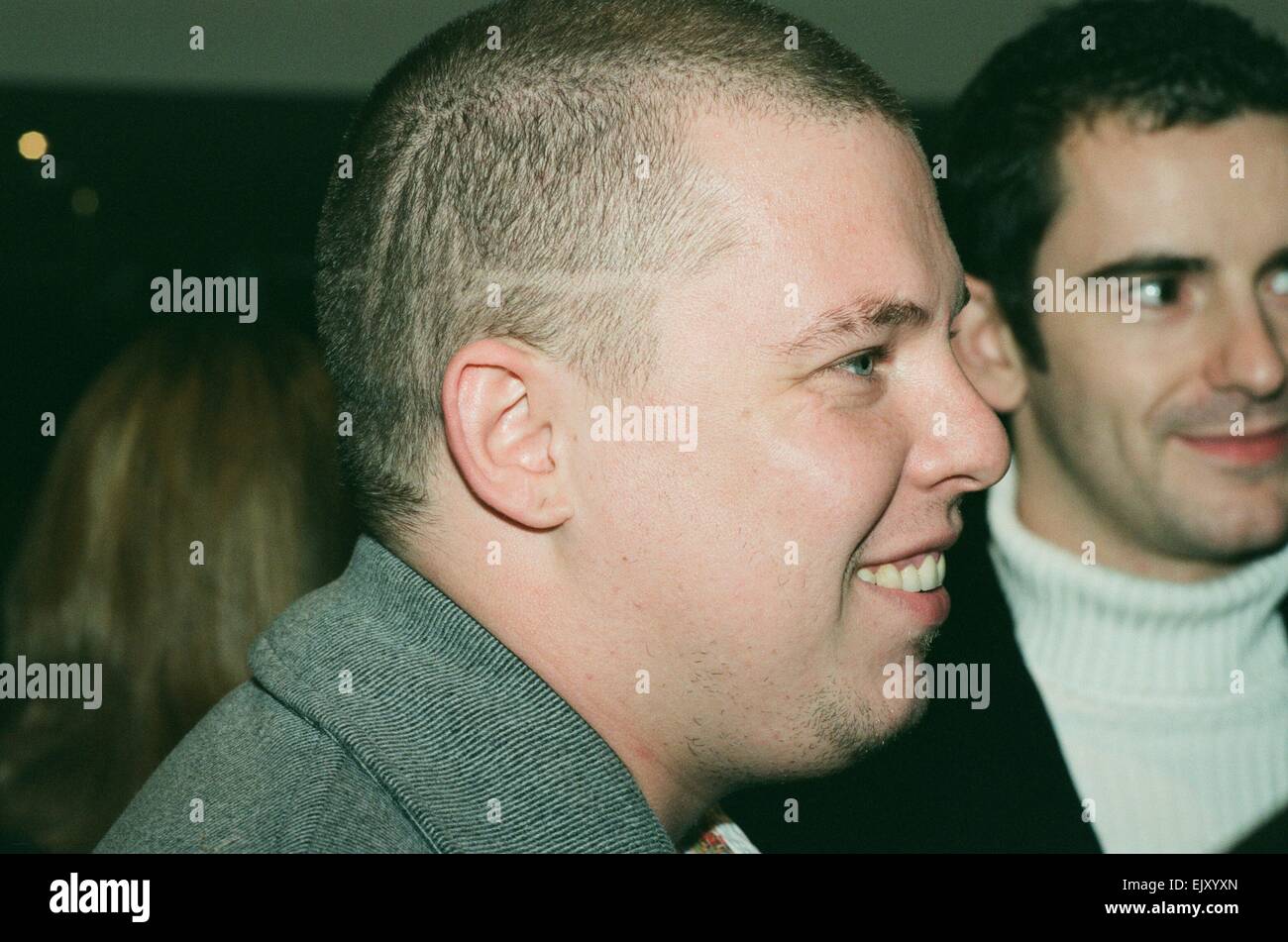 Designer Alexander McQueen (recentemente nominato in francese casa di moda di Givenchy), che indossa jeans e scarpe da ginnastica, frequenta l apertura di nuove Valentino Fashion Store in Sloane Street Knightsbridge 21 ottobre 1996. Foto Stock