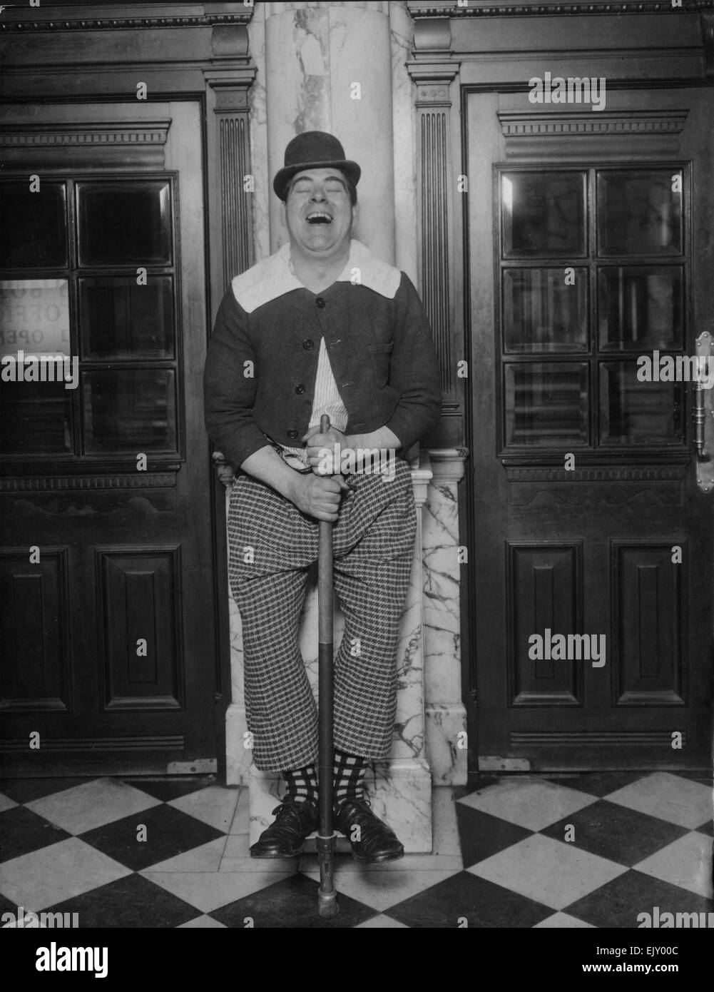 Jack Marty come Johnny Stout in una scena da il gioco Red Riding Hood. Il 27 dicembre 1921. Foto Stock