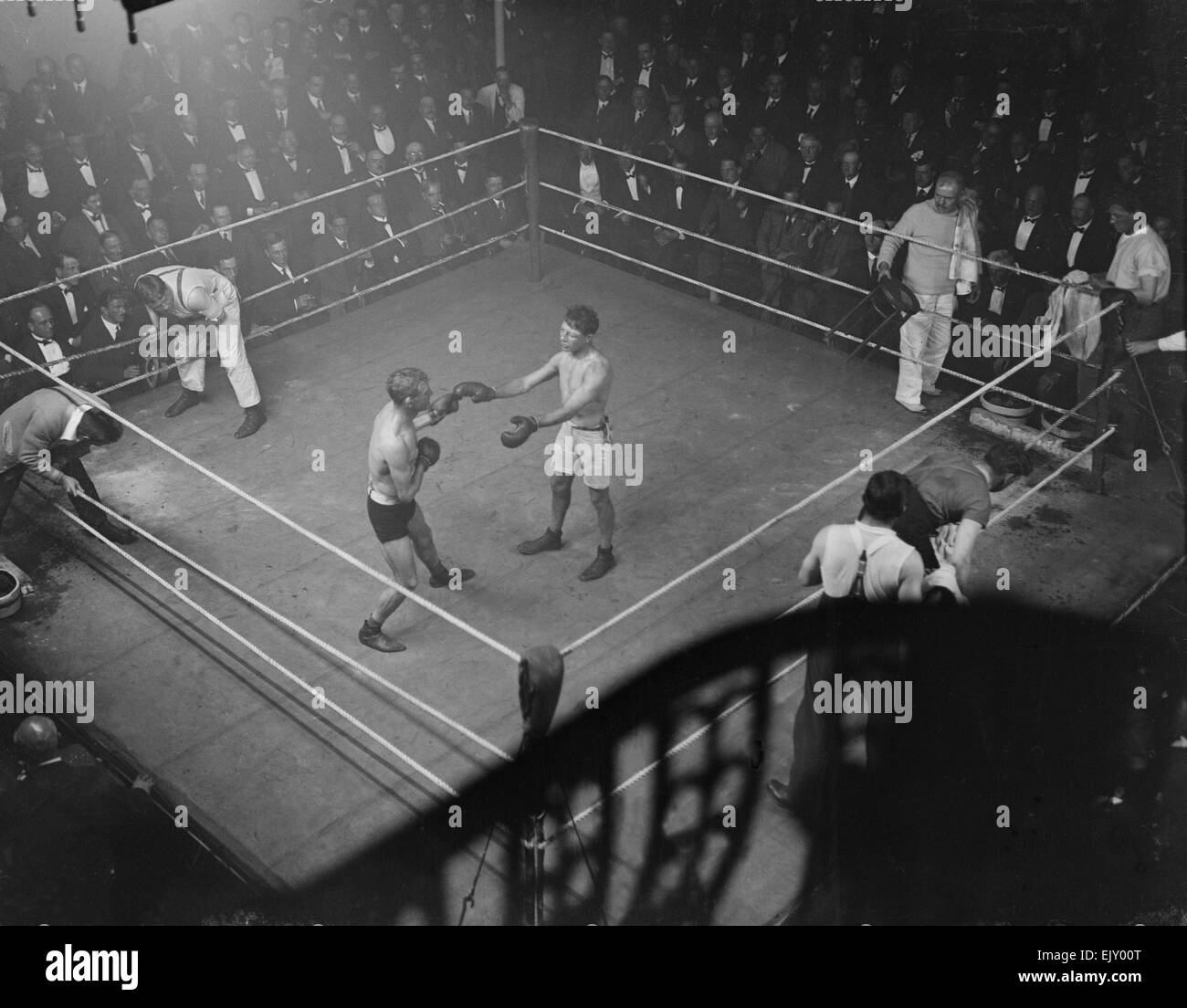 Jim Driscoll e Charles Ledoux visto qui all'inizio della loro unione peso bantam titolo di lotta presso il National Sports Club a Covent Garden. Xx Ottobre 1919. Ledoux noto come il piccolo Apache ha vinto da un technical knock out. Foto Stock