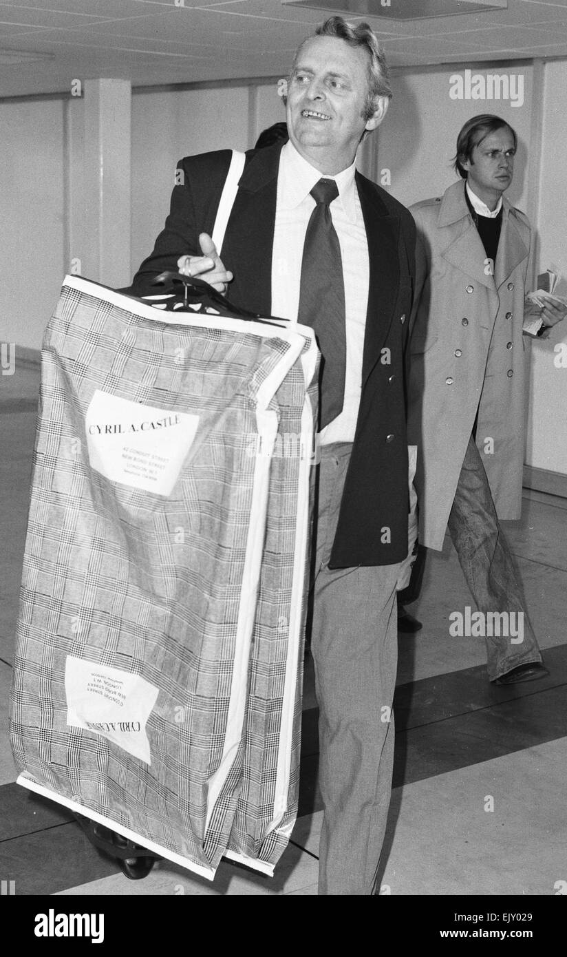 Due abiti realizzati a Londra per Frank Sinatra, hanno dato il pieno trattamento VIP quando erano volati fuori dall aeroporto di Heathrow nelle mani del Signor Ledger Porter, una compagnia aerea corriere. 15 Settembre 1975 Foto Stock