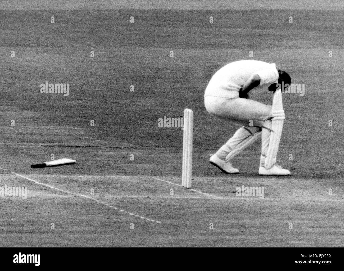 Tony Greig riceve un colpo dove fa più male da Australian fast bowler Dennis Lillee. Il 23 giugno 1972. Foto Stock