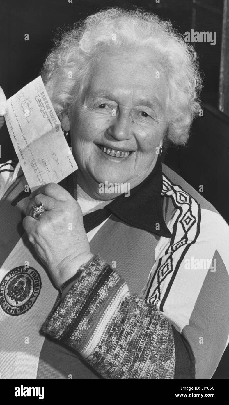 Margaret Cameron, 85, mantiene il suo controllo per !000 dopo aver vinto il sorteggio prima nel nuovo Partick Thistle lotteria. Onorevole Cameron da Maryhill, Glasgow detto "mi sono emozionato a vincere'. Foto Stock