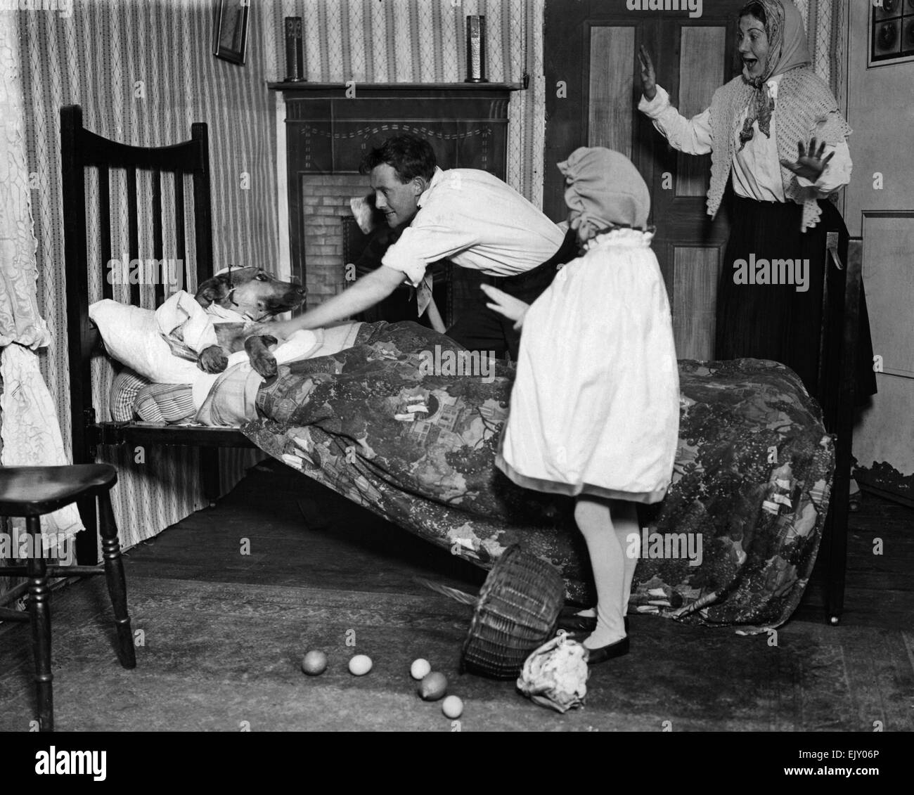 Lupo nel letto in una scena da il gioco Red Riding Hood. Il 21 dicembre 1930. Foto Stock