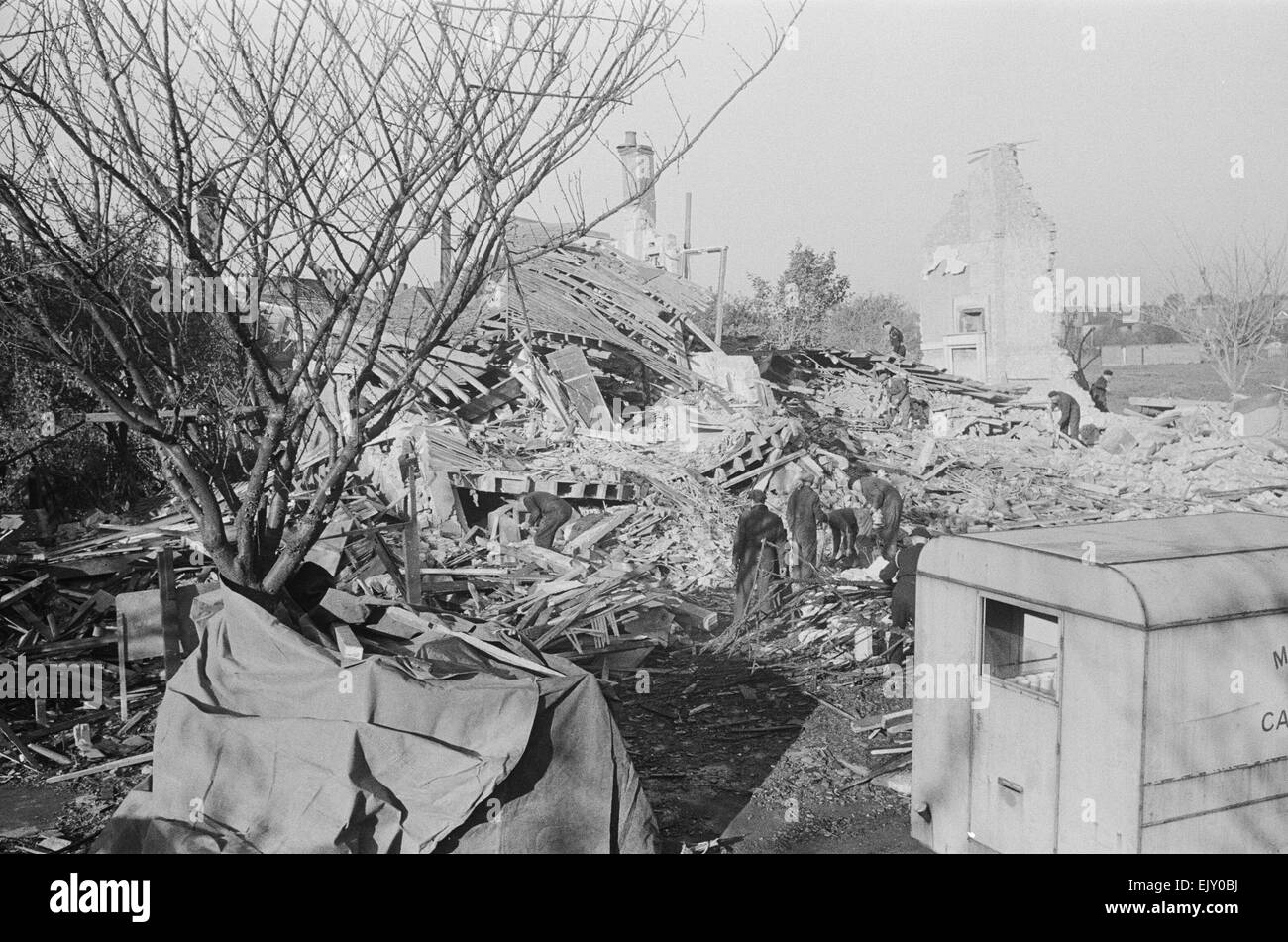 Le conseguenze della V2 esplosione. Il 8 settembre 1944 una grande esplosione si è verificata in Staveley Road, Chiswick, West London. Non ci fosse stata la sirena, nessun avviso e no V1 bombe volanti era stato avvistato. L'esplosione è stata causata dal primo V2 missile balistico sparato in collera. Hitler tanto decantata un razzo4 più comunemente noto come il V2 pesato 13 tonnellate ed erano arrivati attraverso la stratosfera a 3.000 miglia a un'ora più rapidamente rispetto alla velocità del suono. Questo significava che il primo nessuno conosceva l'attacco era l'esplosione seguita da il rombo dei motori a razzo a recuperare Foto Stock