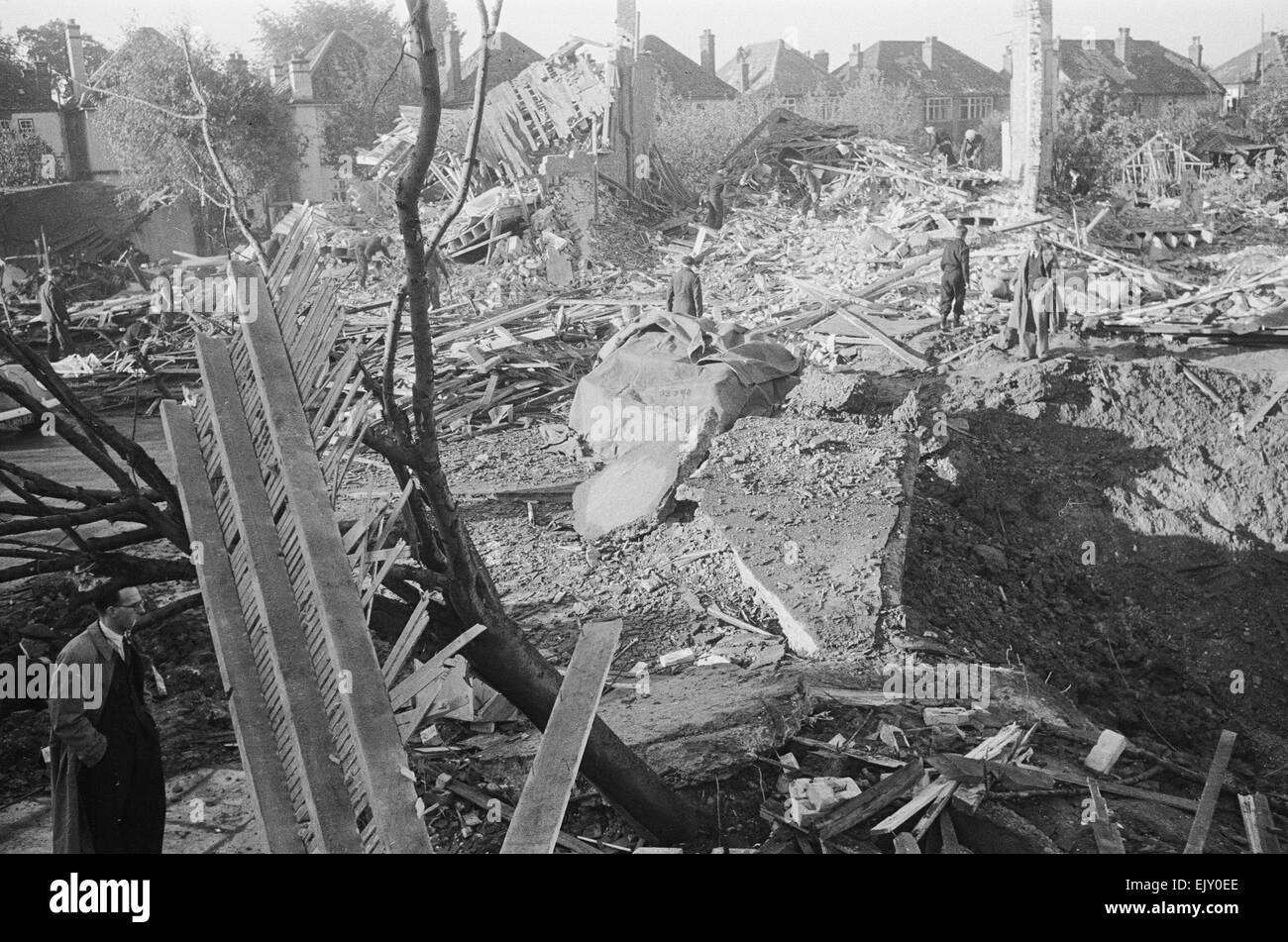 Le conseguenze della V2 esplosione. Il 8 settembre 1944 una grande esplosione si è verificata in Staveley Road, Chiswick, West London. Non ci fosse stata la sirena, nessun avviso e no V1 bombe volanti era stato avvistato. L'esplosione è stata causata dal primo V2 missile balistico sparato in collera. Hitler tanto decantata un razzo4 più comunemente noto come il V2 pesato 13 tonnellate ed erano arrivati attraverso la stratosfera a 3.000 miglia a un'ora più rapidamente rispetto alla velocità del suono. Questo significava che il primo nessuno conosceva l'attacco era l'esplosione seguita da il rombo dei motori a razzo a recuperare Foto Stock