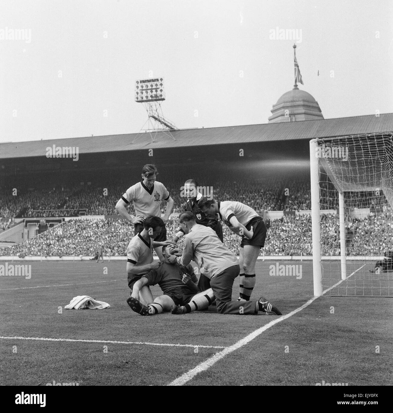 FA Cup finale allo stadio di Wembley. Wolverhampton Wanderers 3 v Blackburn Rovers 0. Feriti lupi portiere Malcolm Finlayson è curata dal team fisio per quanto riguardava i compagni di squadra e arbitro a guardare. Il 7 maggio 1960. Foto Stock