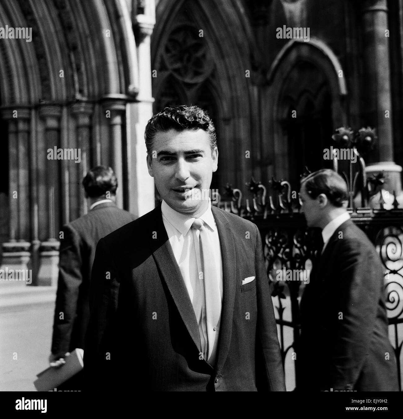 Larry Parnes manager di Billy Fury, nella foto al di fuori del tribunale, 29 luglio 1965. *** Caption locale *** Lawrence Parnes Manager Foto Stock