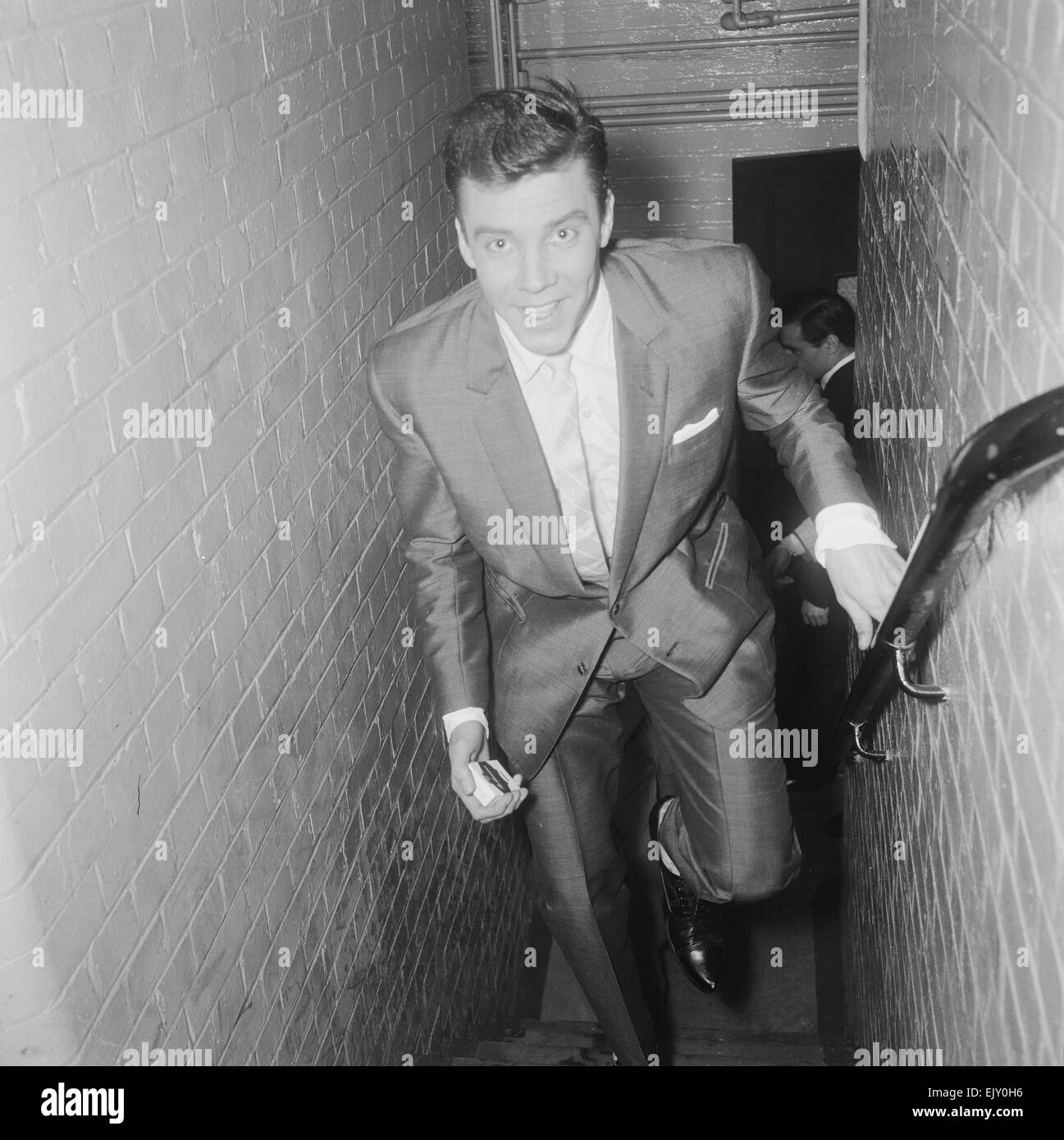 Il cantante Marty Wilde arriva per concerto a Tooting, Londra Sud, 7 dicembre 1959. Foto Stock