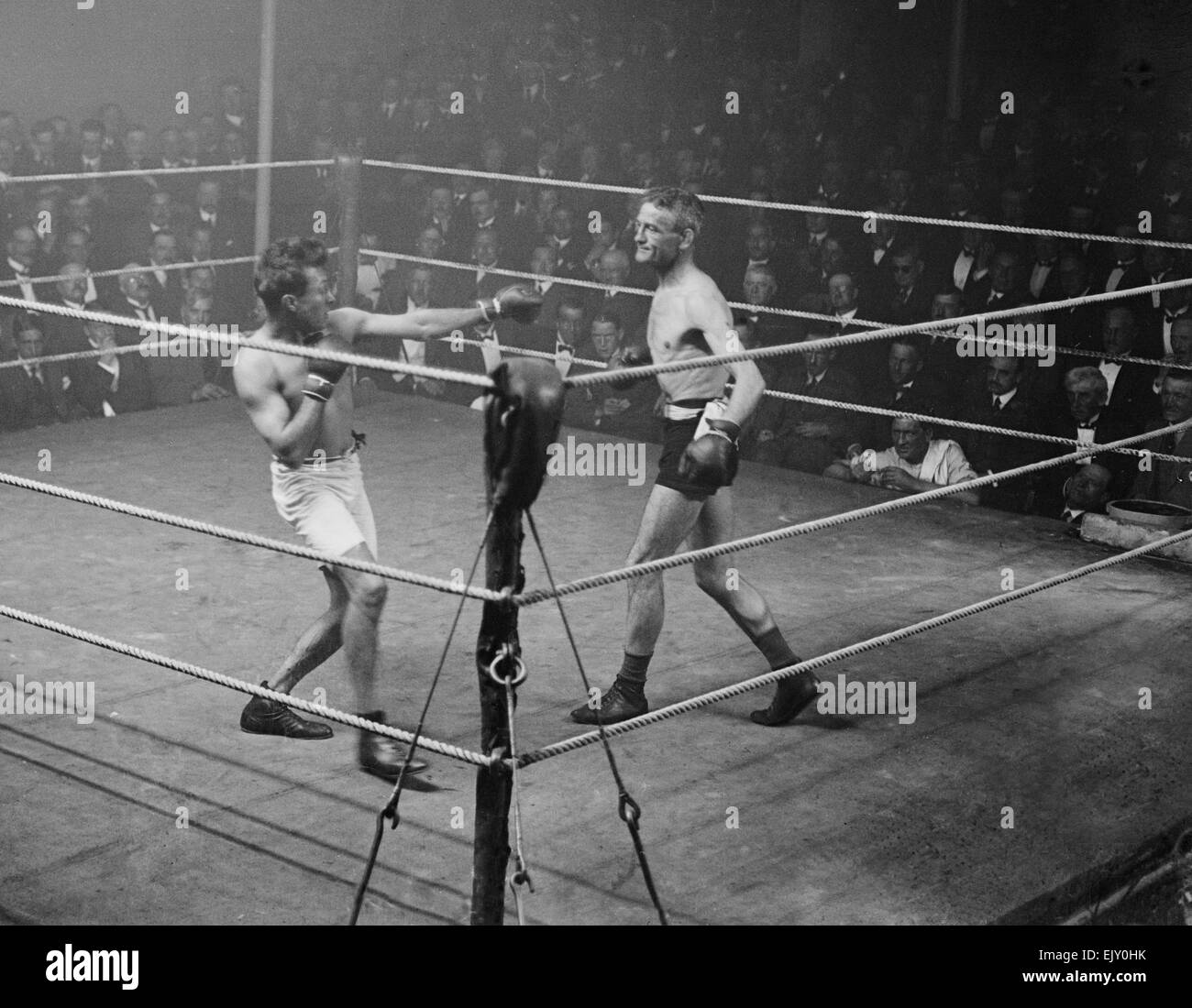 Jim Driscoll e Charles Ledoux visto qui durante il loro peso gallo europea titolo di lotta all'Nationbal Sports Club a Covent Garden. Xx Ottobre 1919. Ledoux noto come il piccolo Apache ha vinto da un technical knock out. Foto Stock