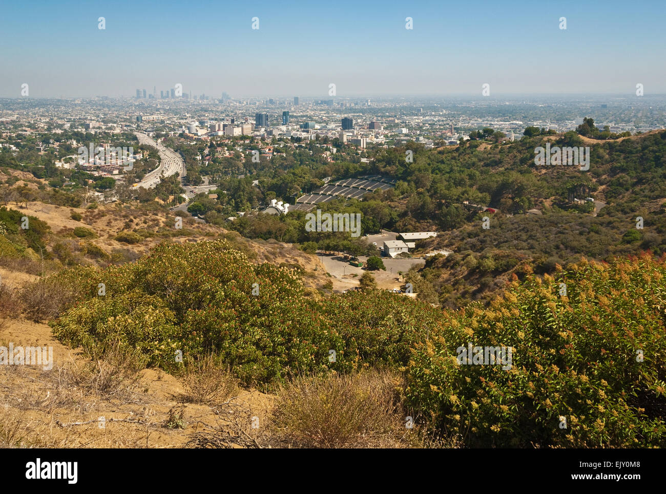 Los Angeles skyline come si vede dalla Hollywood Bowl si affacciano su Mulholland Drive nelle colline di Hollywood del sud della California. Foto Stock