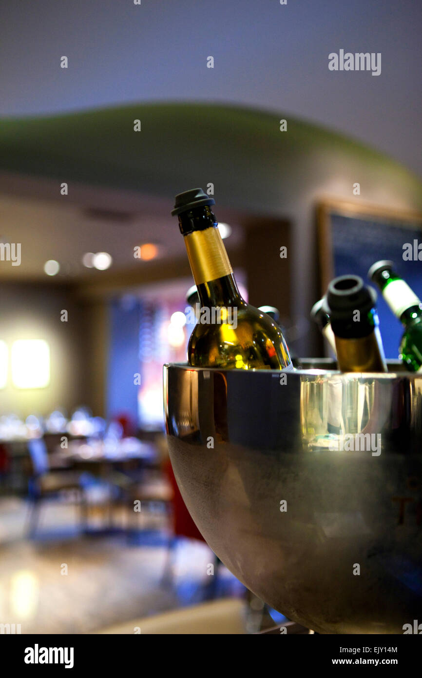 Bottiglia di vino e la benna in un ristorante Foto Stock