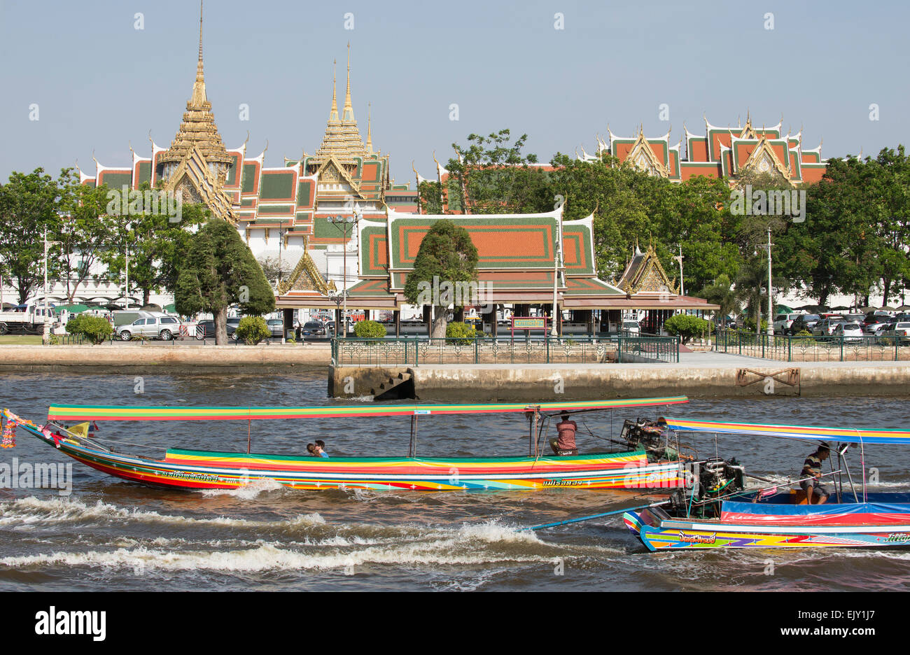 Longtail River Taxi boats passando il Palazzo Reale sul Fiume Chao Phraya a Bangkok in Tailandia Foto Stock