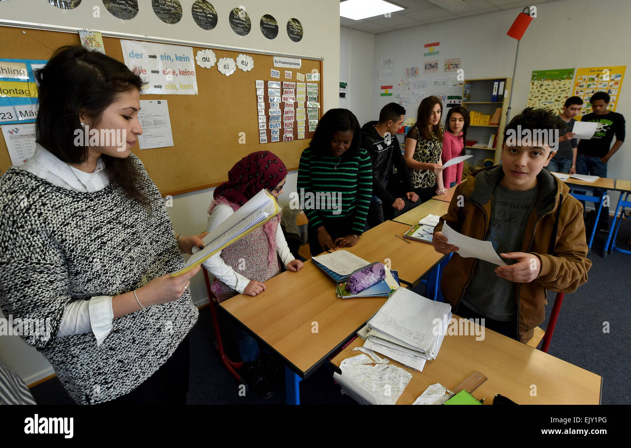 Insegnante Ayfer Taskin parla ai bambini in Kiel, Germania, 23 marzo 2015. I bambini stanno prendendo i corsi presso la "Tedesco come seconda lingua (Deutsch als Zweitsprache, DaZ) Centro di Max-Tau-Schule (Max Tau scuola) a Kiel. Ci sono più di 80 centri DaZ presso scuole statewide. Originariamente destinate a figli di immigrati, i centri sono ora che serve principalmente i figli di rifugiati. Foto: Carsten Rehder/dpa Foto Stock