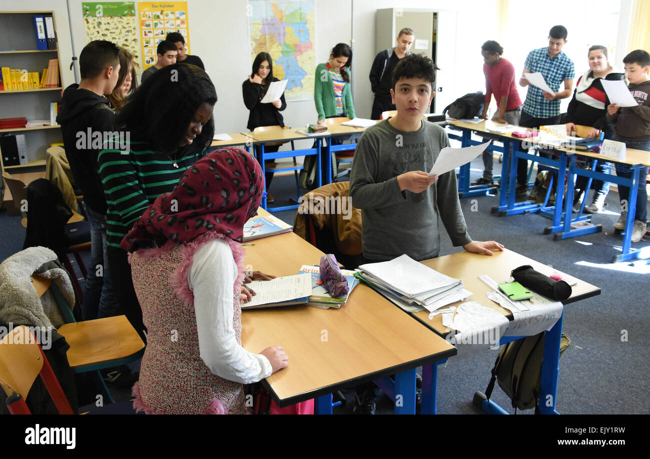 Kiel, Germania. 23 Mar, 2015. Gli alunni Bessan (anteriore) e Wasim (R) dalla Siria e Markelina dal Ghana (2L) sono in piedi mentre partecipavo a una classe al 'Tedesco come seconda lingua (Deutsch als Zweitsprache, DaZ) Centro di Max-Tau-Schule (Max Tau scuola) in Kiel, Germania, 23 marzo 2015. Ci sono più di 80 centri DaZ presso scuole statewide. Originariamente destinate a figli di immigrati, i centri sono ora che serve principalmente i figli di rifugiati. Foto: Carsten Rehder/dpa/Alamy Live News Foto Stock