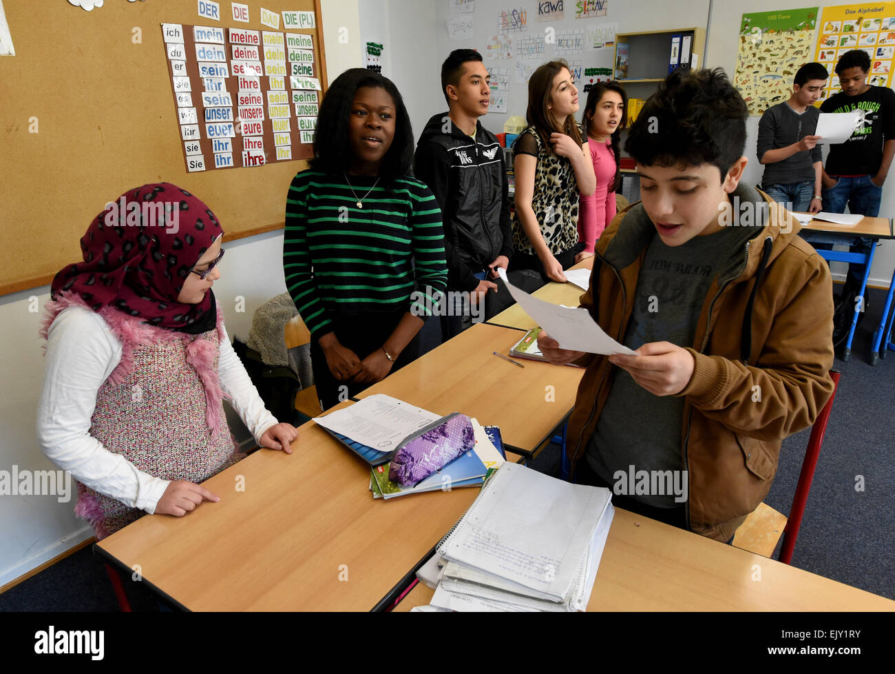 Kiel, Germania. 23 Mar, 2015. Gli alunni Bessan (L) e Wasim (R) dalla Siria e Markelina dal Ghana (retro) stanno frequentando un corso al 'Tedesco come seconda lingua (Deutsch als Zweitsprache, DaZ) Centro di Max-Tau-Schule (Max Tau scuola) in Kiel, Germania, 23 marzo 2015. Ci sono più di 80 centri DaZ presso scuole statewide. Originariamente destinate a figli di immigrati, i centri sono ora che serve principalmente i figli di rifugiati. Foto: Carsten Rehder/dpa/Alamy Live News Foto Stock