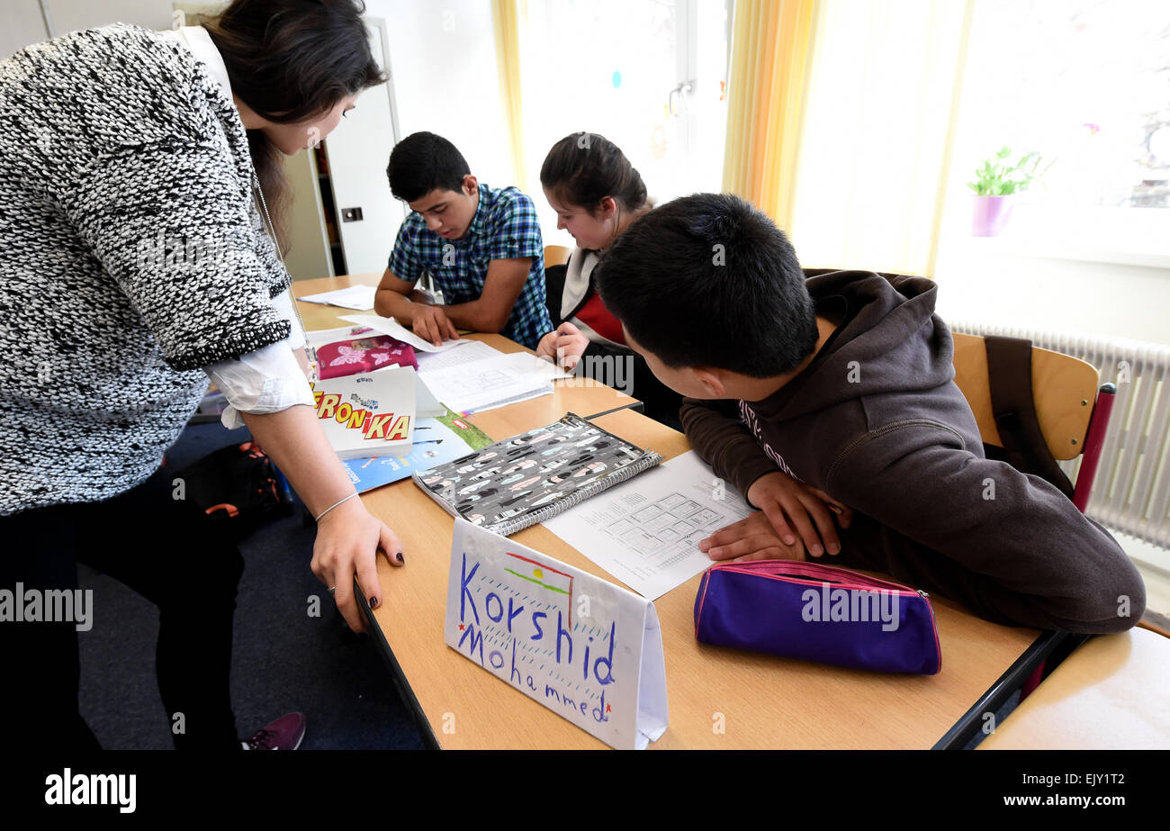 Kiel, Germania. 23 Mar, 2015. Insegnante Ayfer Taskin parla ai bambini in Kiel, Germania, 23 marzo 2015. I bambini stanno prendendo i corsi presso la "Tedesco come seconda lingua (Deutsch als Zweitsprache, DaZ) Centro di Max-Tau-Schule (Max Tau scuola) a Kiel. Ci sono più di 80 centri DaZ presso scuole statewide. Originariamente destinate a figli di immigrati, i centri sono ora che serve principalmente i figli di rifugiati. Foto: Carsten Rehder/dpa/Alamy Live News Foto Stock