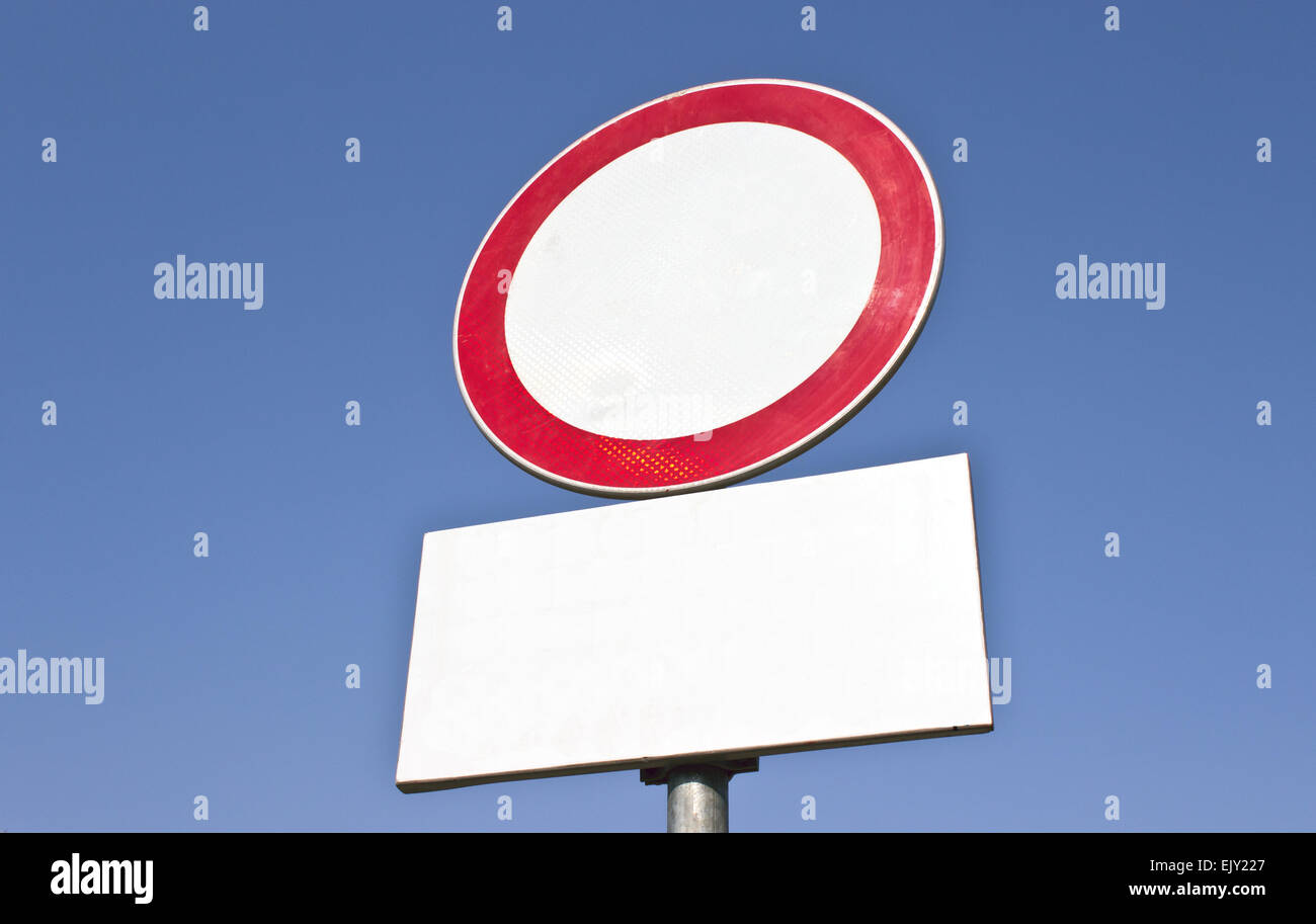 N. veicoli segno di traffico oltre il cielo blu Foto Stock