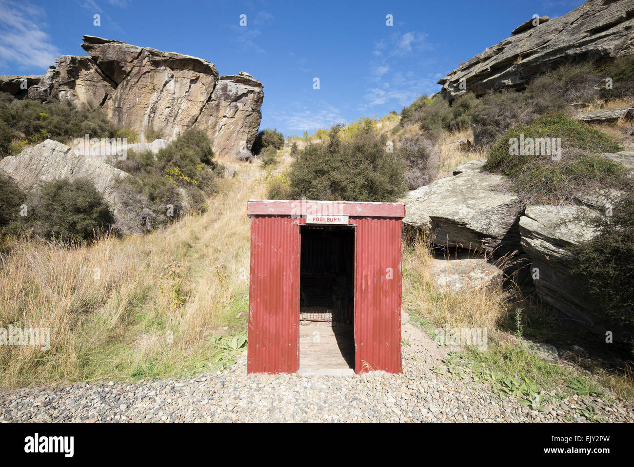 Piscina masterizzare gangers sparso su di Otago bike trail, Nuova Zelanda. Foto Stock