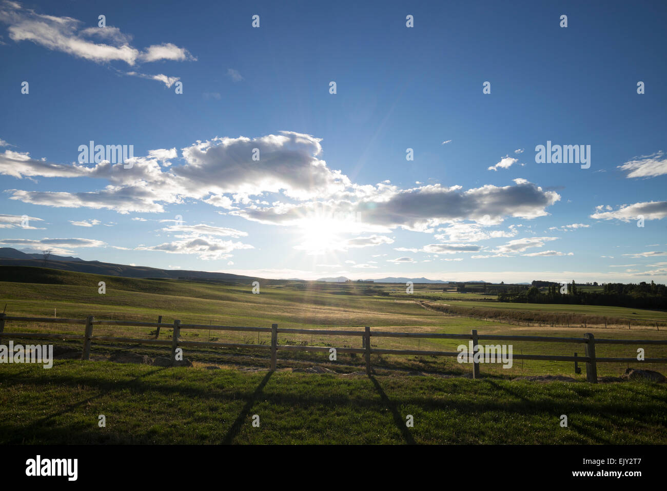 La mattina presto sun a Wedderburn di Central Otago, South Island, in Nuova Zelanda. Foto Stock