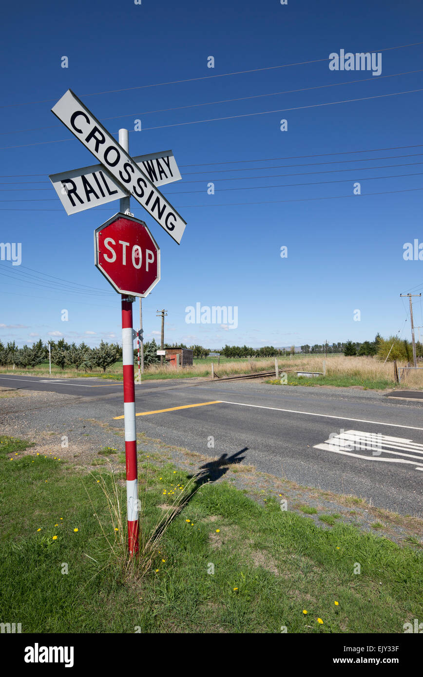 Strada e incrocio ferroviario segno, Middlemarch, Nuova Zelanda. Foto Stock