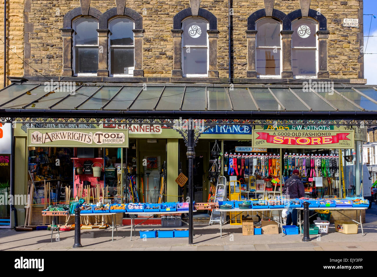 Merceria tradizionale e negozio di ferramenta, Harrogate, nello Yorkshire, Inghilterra, Regno Unito Foto Stock