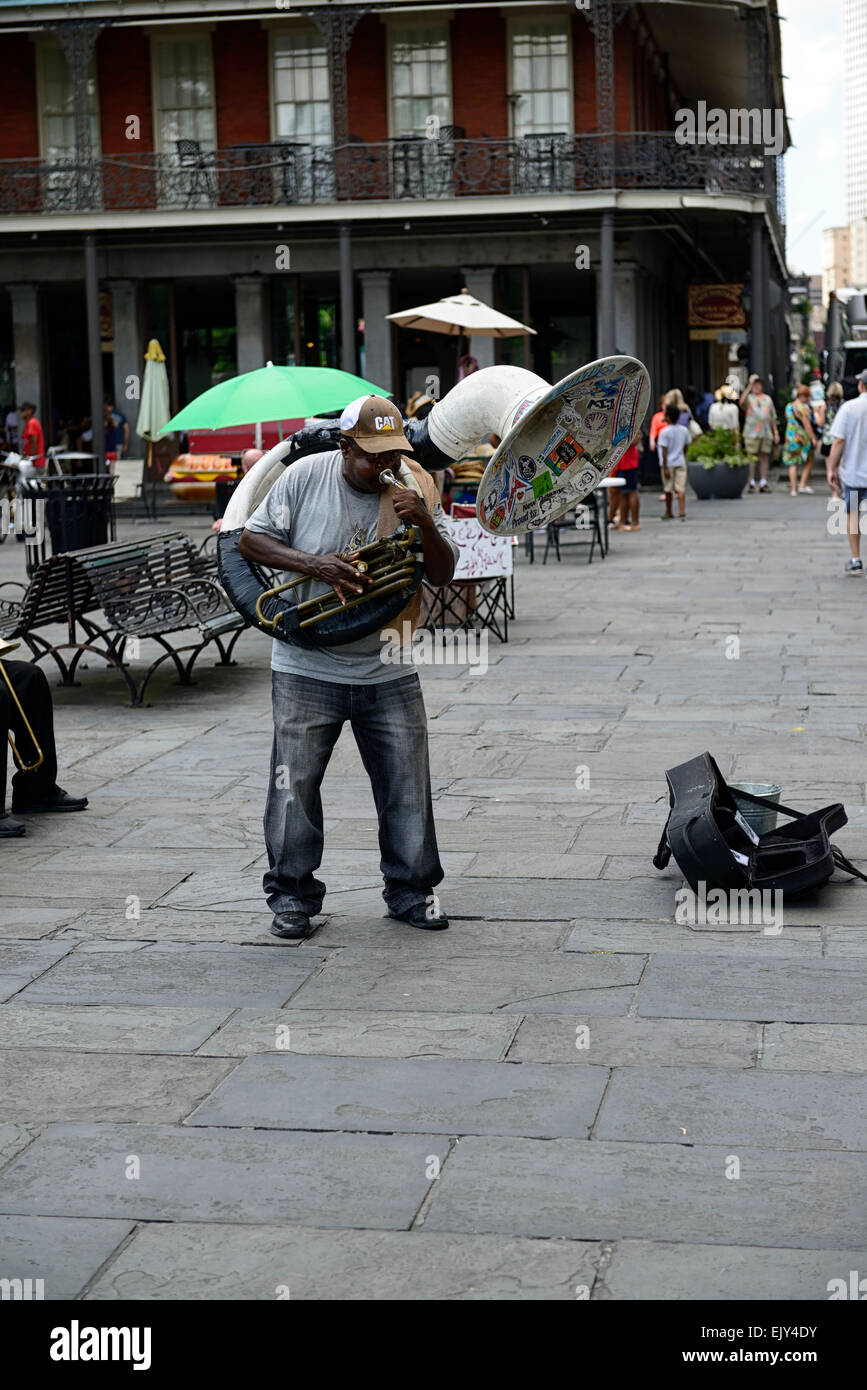 Musicista di strada la musica jazz suonare la riproduzione di tuba entertainment player jackson square new orleans intrattenere RM USA Foto Stock