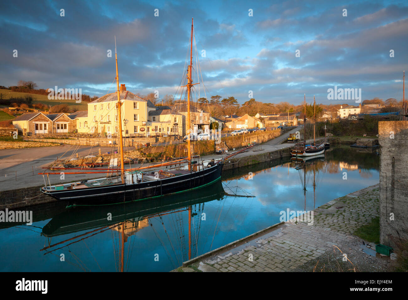 Lo storico porto di Charlestown vicino a St Austell sulla costa meridionale della Cornovaglia, utilizzato nella serie TV Poldark. Foto Stock