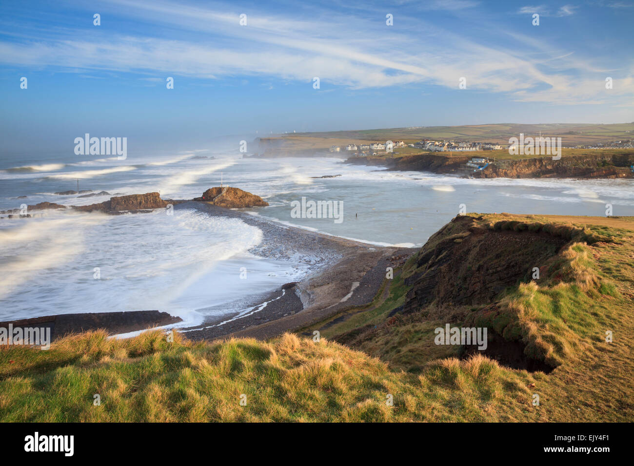 Il frangiflutti a Bude in North Cornwall, catturati poco dopo l'alba dalla scogliera. Foto Stock