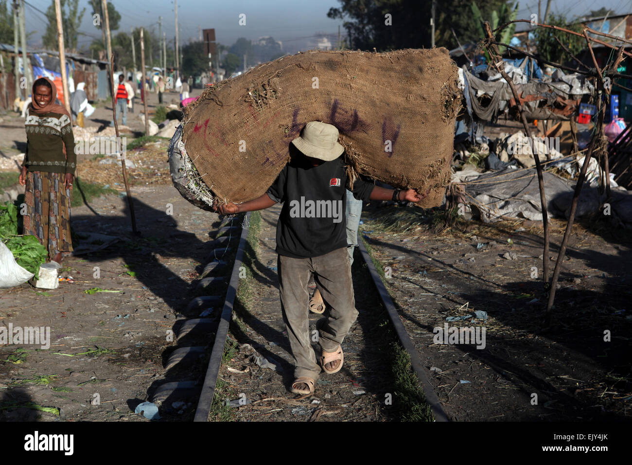 Lavoro urbano in Etiopia ad Addis Abeba. Foto Stock