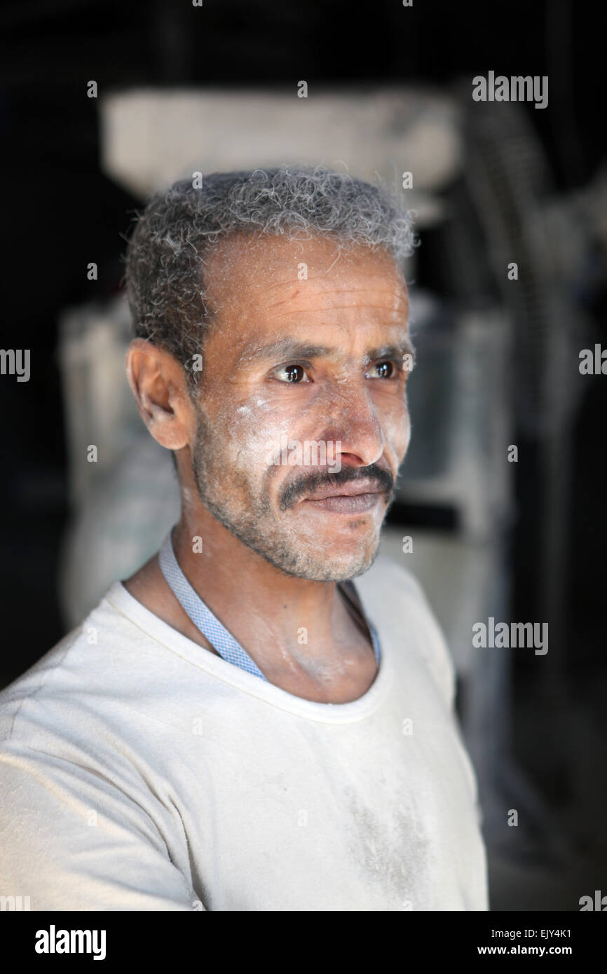 Un baker in Sanaa, Yemen. Foto Stock