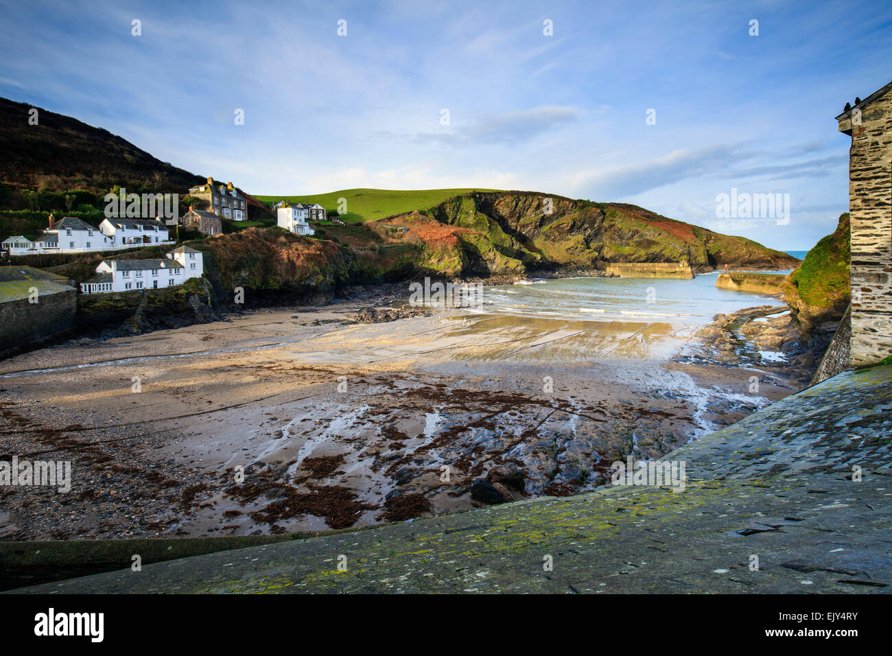 La spiaggia di Port Isaac sulla costa nord della Cornovaglia, l'impostazione per la serie TV Doc Martin. Foto Stock
