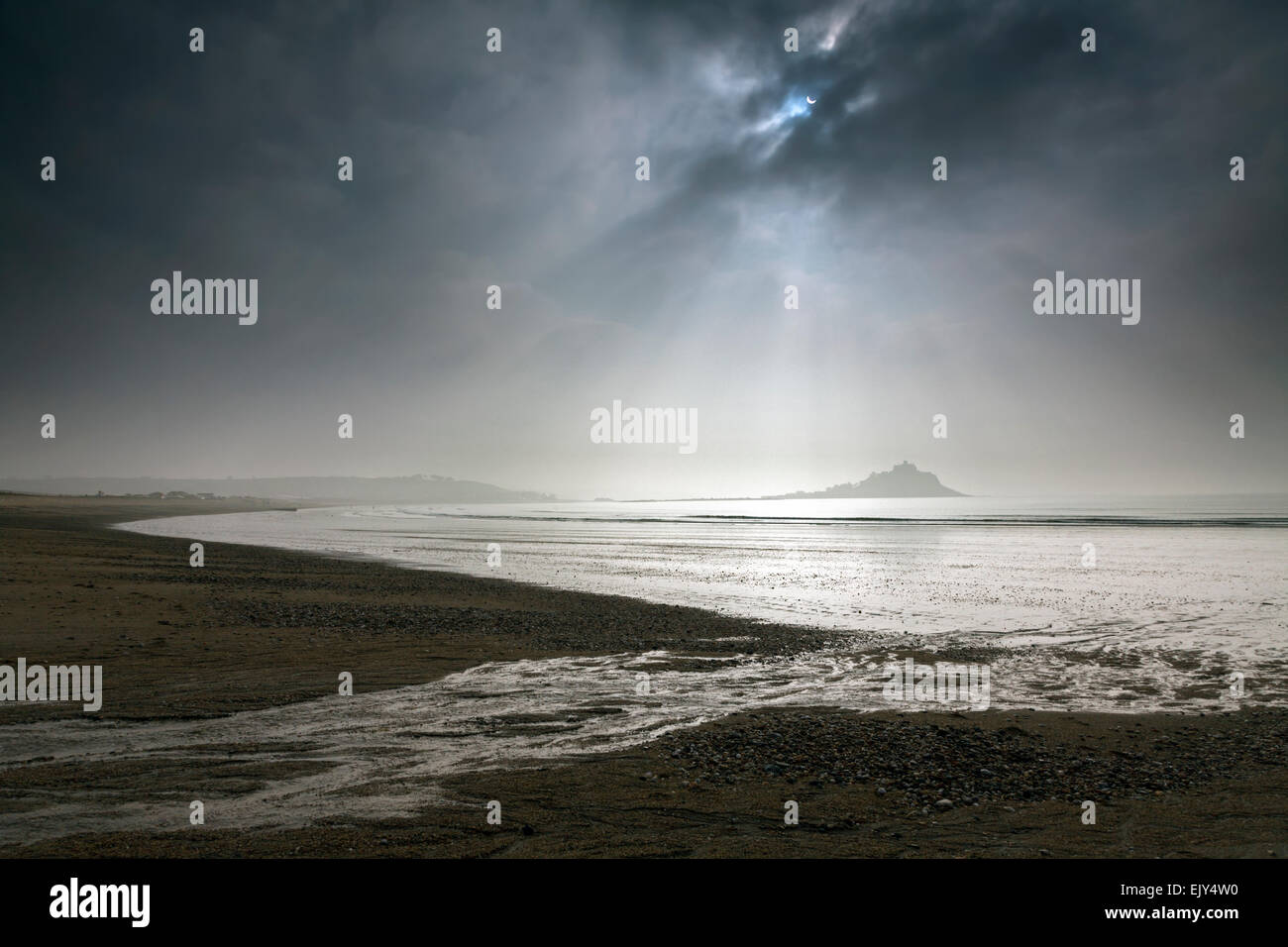 St Michael's Mount catturato dalla lunga spiaggia di roccia durante le eclissi parziale nel marzo 2015. Foto Stock