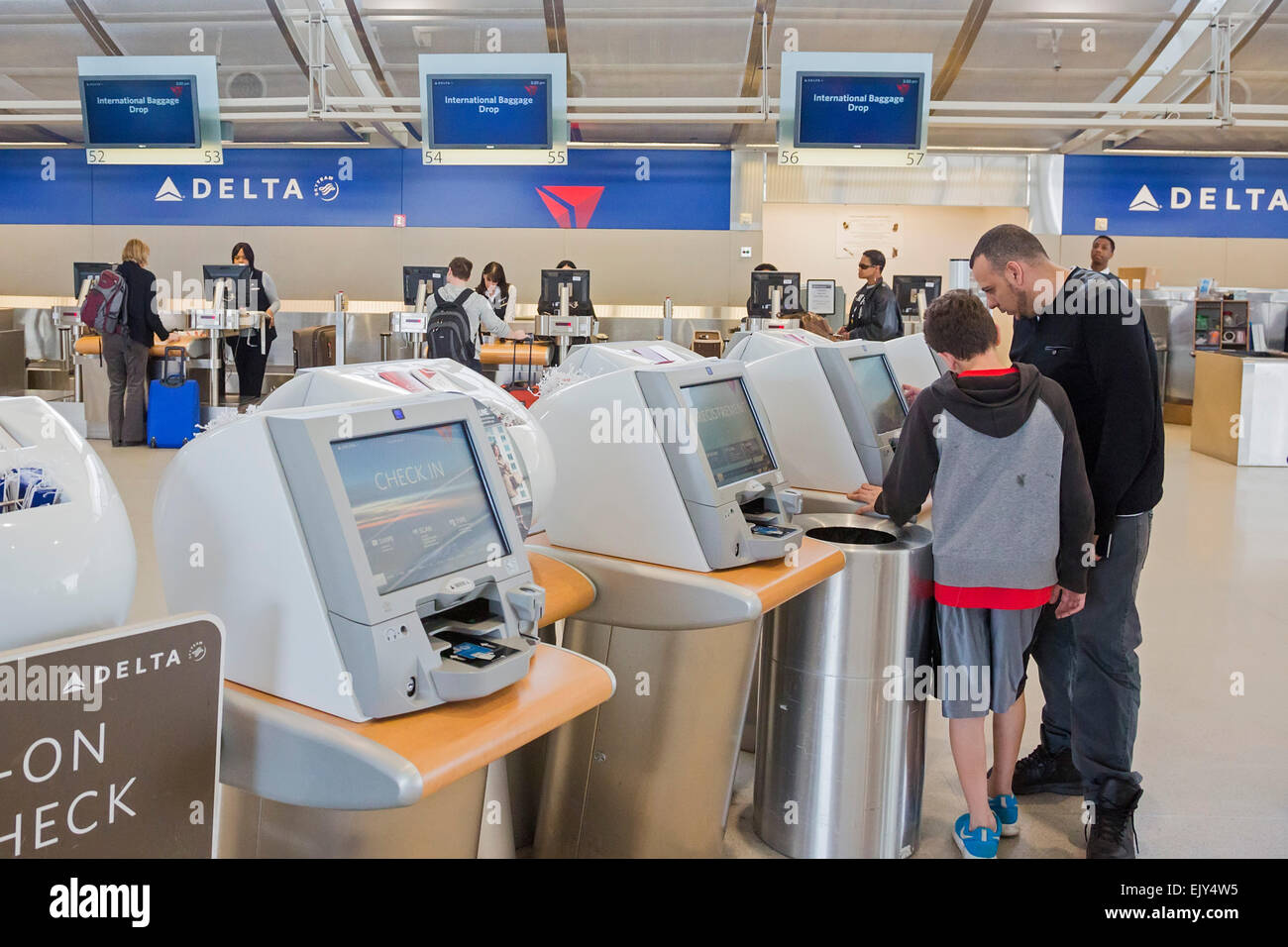 Romulus, Michigan - ai passeggeri di utilizzare macchine self service per il check-in per i voli su Delta Air Lines all'Aeroporto Metro di Detroit. Foto Stock