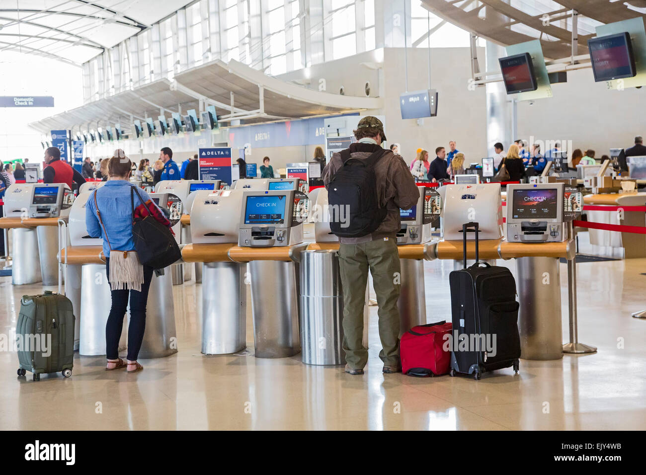 Romulus, Michigan - ai passeggeri di utilizzare macchine self service per il check-in per i voli su Delta Air Lines all'Aeroporto Metro di Detroit. Foto Stock